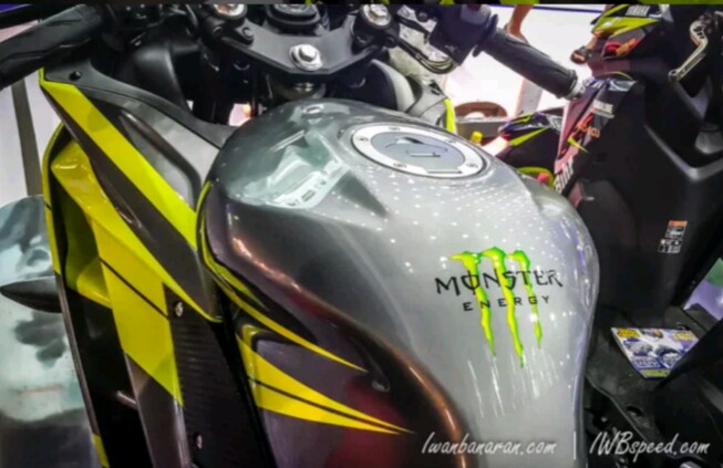 tangki-Yamaha-R15-monster-energy
