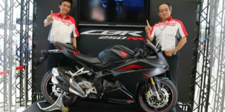 margono-tanuwijaya-toyishuki-inuma-perkenalkan-CBR250RR-di-jepang