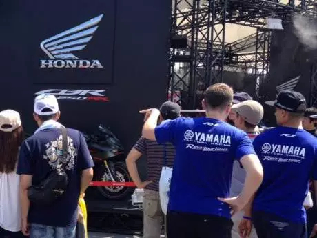 fans-yamaha-tertarik-lihat-motor-honda