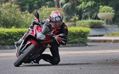 suzuki-gsx-250r-merah-strip-hitam-bmspeed7-com_