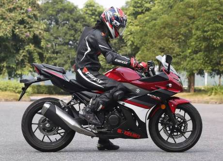 suzuki-gsx-250r-merah-strip-hitam-bmspeed7-com_2