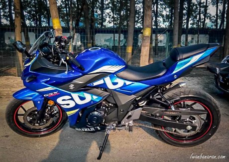 Suzuki GSX250R biru hitam