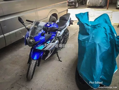 Suzuki GSX250R biru putih