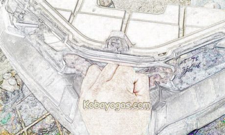Ilustrasi seberapa besar coakan pada air scoop Yamaha R15 2017 (wah lebarnya bisa masuk kepalan tangan sob!)
