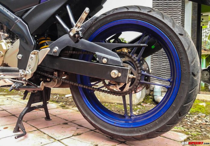 menghilangkan oli di velg motor