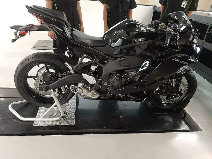 Kawasaki Ninja ZX25R Hitam
