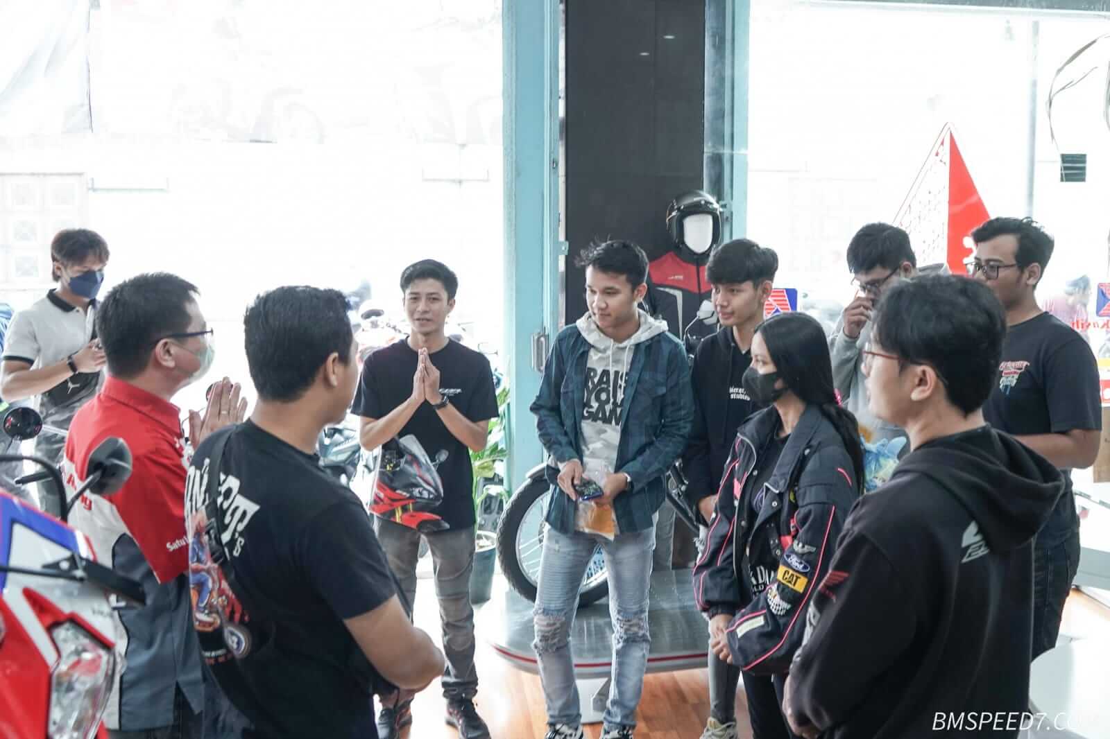 Usai Mas Rendi memberikan briefing, kita berterima kasih kepada perwakilan dealer PKK karena telah memberikan tempat titik kumpul,